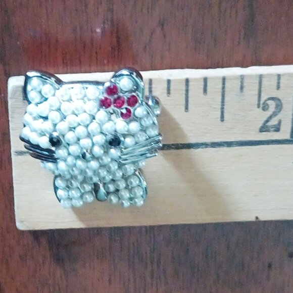 Cute Blingy Kitty with a Bow Tie Brooch - Picture 3 of 4